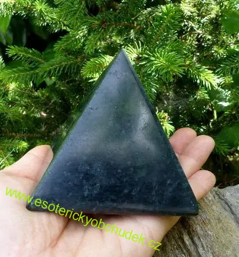 Pyramida - nefrit - serpentinit cca 7 cm