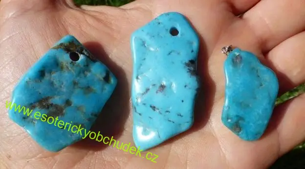 TYRKYS  přívěsek z pravého tyrkysu vrtaný - z Arizony cca 3 x 2 cm - skladem 2 ks, cena do vyprodání zásob