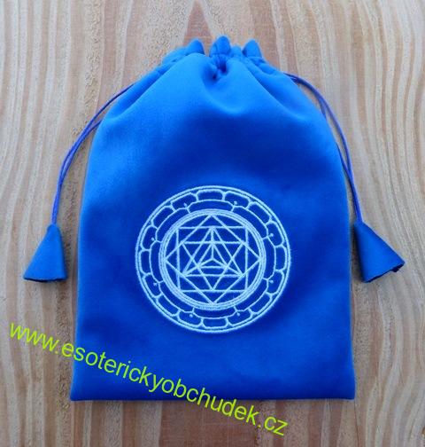 Sáček velký 14 x 20 cm s výšivkou symbolu MERKABA (bílá výšivka) - modrý samet