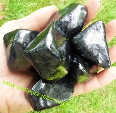 Šungit tromlovaný kus cca 4 - 5 cm (1 ks 50 - 70 g)