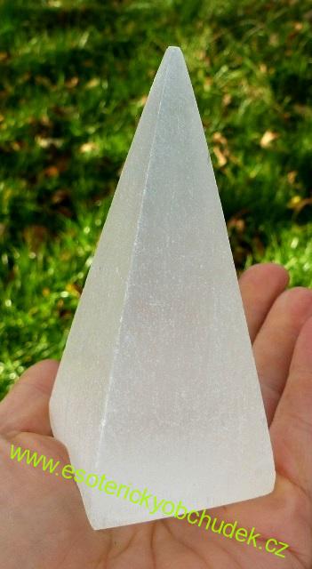 Pyramida 2- SELENIT - cca 10 cm, základna 4 cm - cena do vyprodání zásob