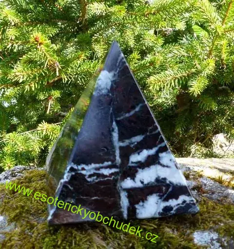 Pyramida - v kombinaci červený a černý onyx 7,5 cm