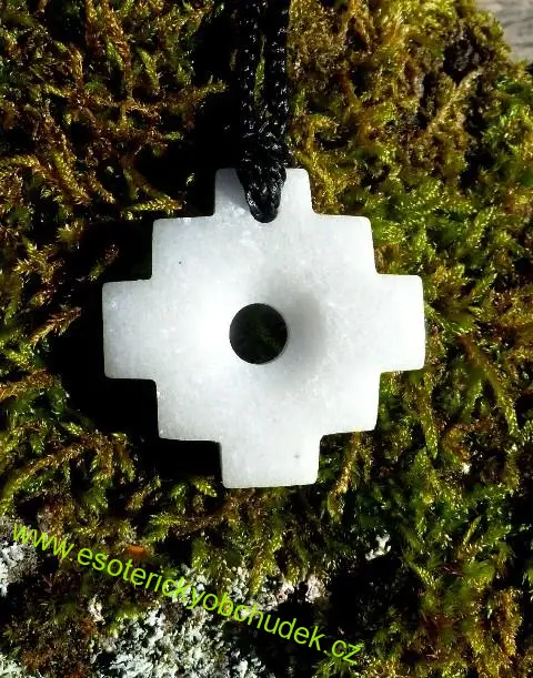  CHACANA (ANDSKÝ KŘÍŽ) - symbol ručně vyřezaný z bílého kamene - přívěsek se šňůrkou