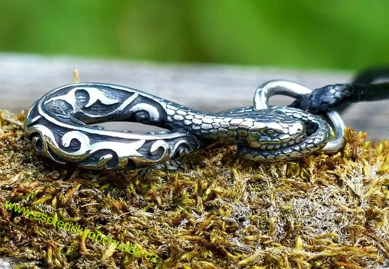 Přívěsek HADÍ UROBOROS - NEKONEČNO -aktivace vnitřní síly, sjednocování, rovnováha, vnitřní klid - nerez ocel