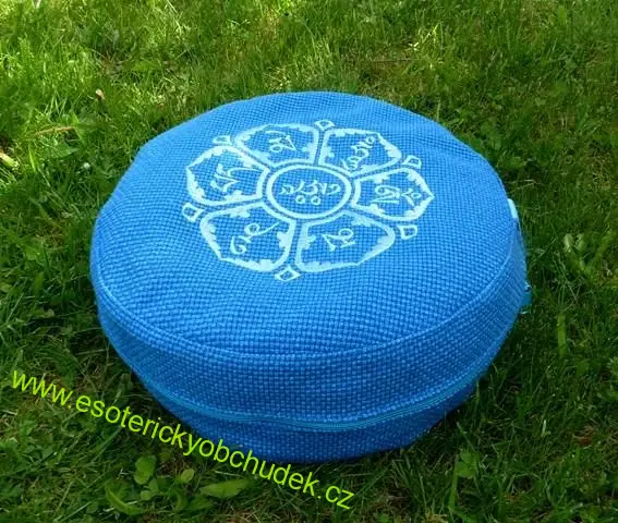 Meditační polštář - s výšivkou mantry ÓM MANI PAME HUNG HRÍ - modrý se světle modrou výšivkou