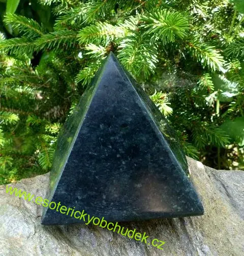 Pyramida - nefrit - serpentinit cca 7 cm