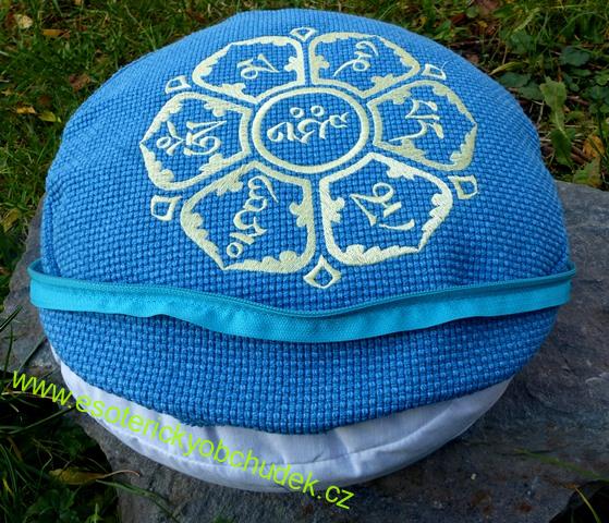 Meditační polštář - s výšivkou mantry ÓM MANI PAME HUNG HRÍ - modrý se světle modrou výšivkou