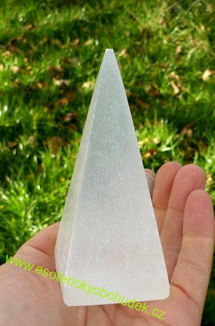 Pyramida 2- SELENIT - cca 10 cm, základna 4 cm - cena do vyprodání zásob