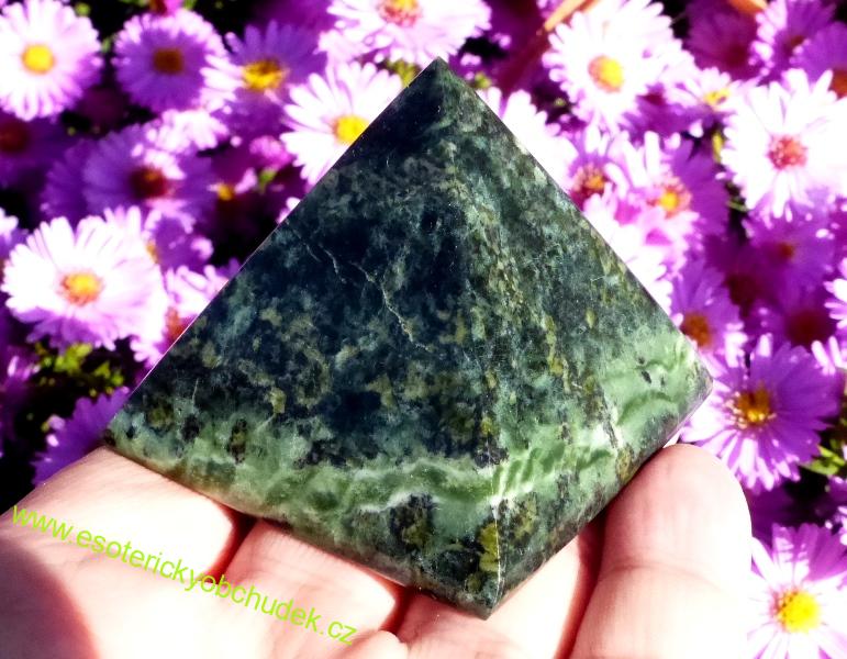 Pyramida - nefrit - serpentinit cca 5  cm