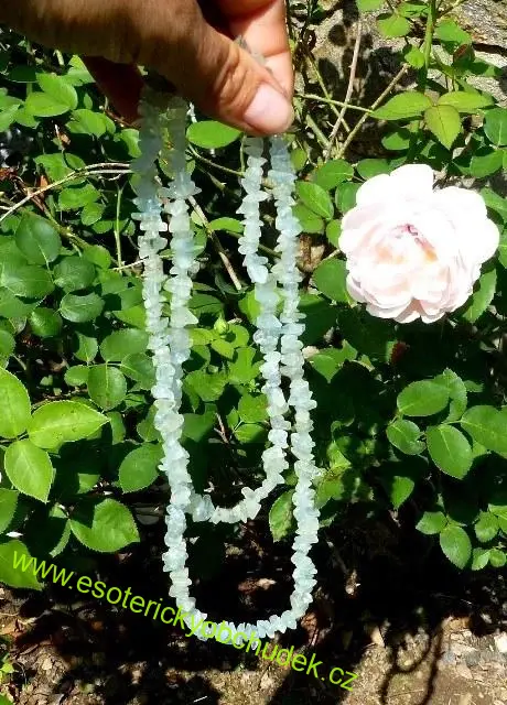 Náhrdelník akvamarín - dlouhá šňůra ze sekaných kamínků