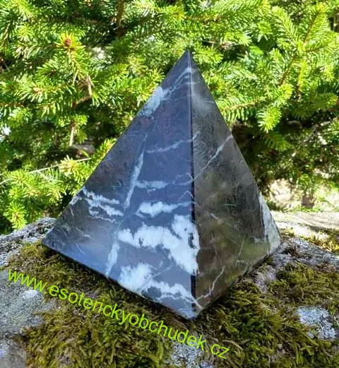 Pyramida - v kombinaci červený a černý onyx 7,5 cm