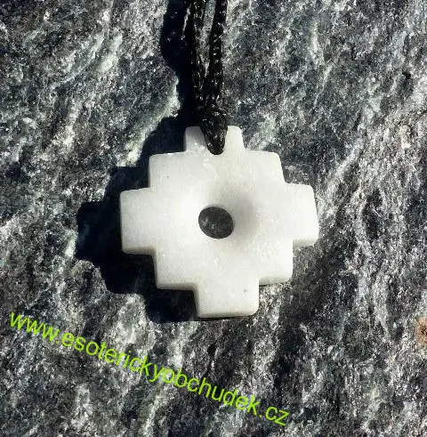  CHACANA (ANDSKÝ KŘÍŽ) - symbol ručně vyřezaný z bílého kamene - přívěsek se šňůrkou