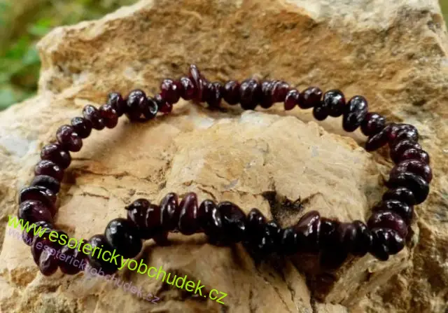 Náramek - GRANÁT / ALMANDIN (sekaný)