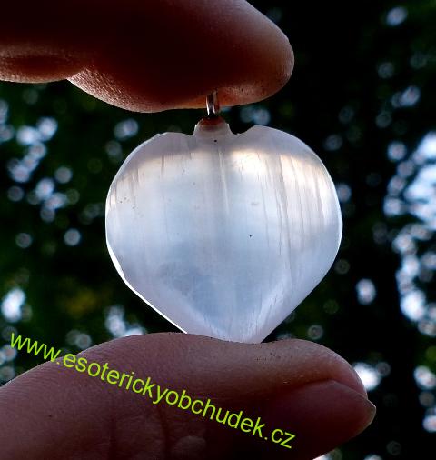 Přívěšek selenit - srdíčko 2 cm