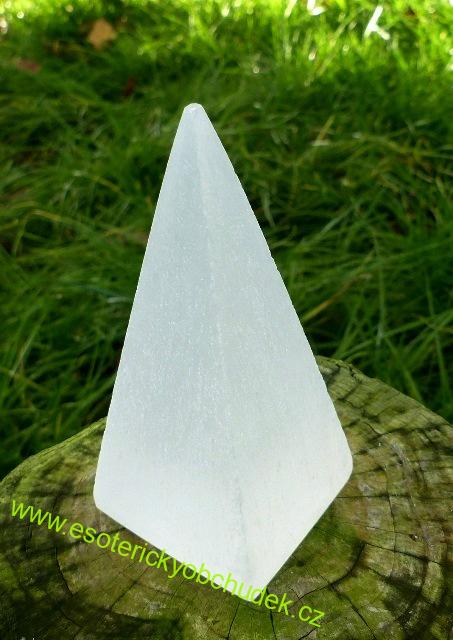 Pyramida 2- SELENIT - cca 10 cm, základna 4 cm - cena do vyprodání zásob