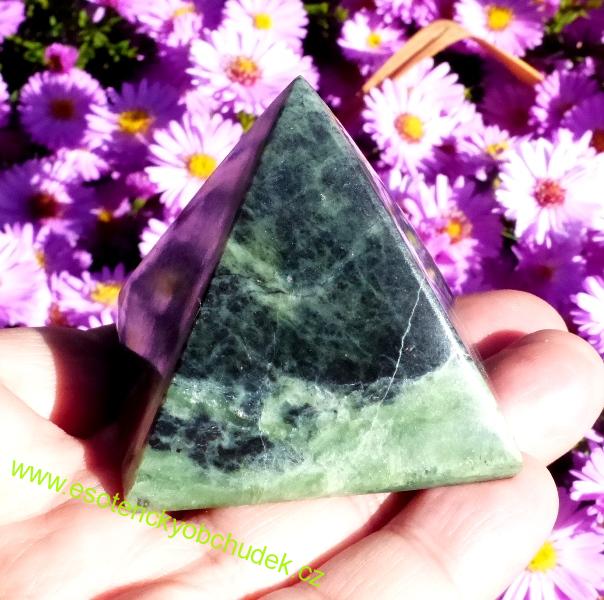 Pyramida - nefrit - serpentinit cca 5  cm