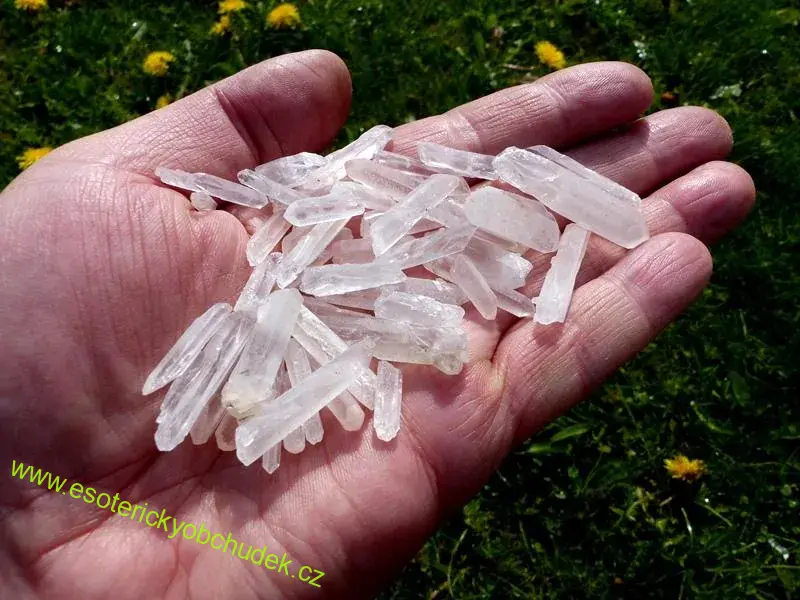 Křišťál - malé krystalky cca 2 - 4 cm - 500g