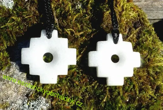  CHACANA (ANDSKÝ KŘÍŽ) - symbol ručně vyřezaný z bílého kamene - přívěsek se šňůrkou