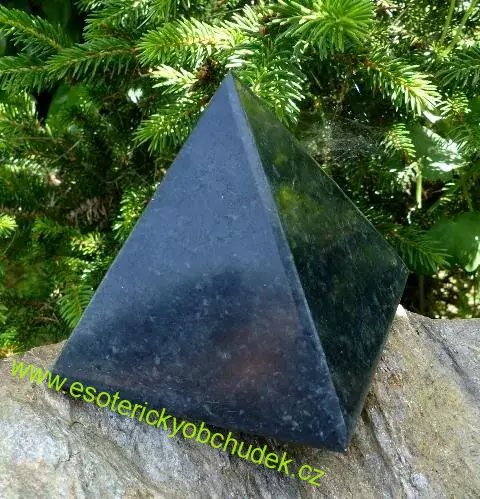 Pyramida - nefrit - serpentinit cca 7 cm
