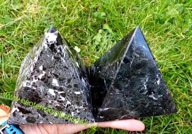 Pyramida - černý onyx 10 cm