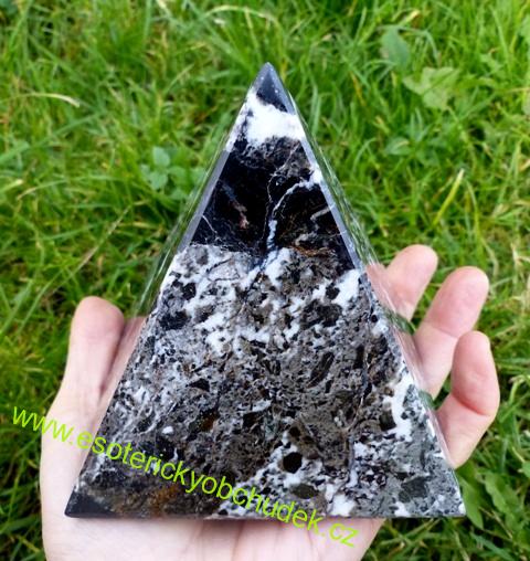 Pyramida - černý onyx 10 cm