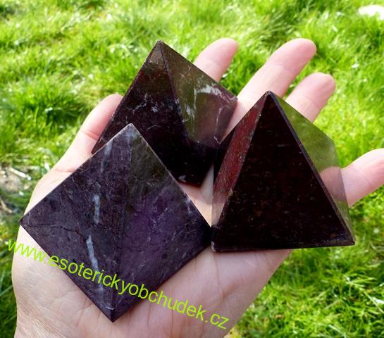 Pyramida - černý onyx 5 cm