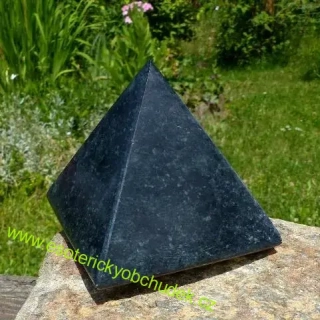 Pyramida - nefrit - serpentinit cca 7  cm