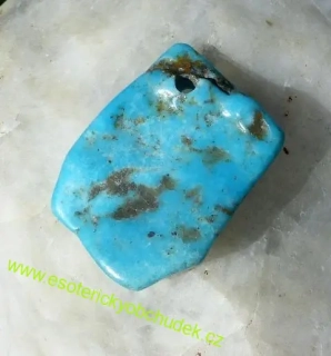 TYRKYS  přívěsek z pravého tyrkysu vrtaný - z Arizony cca 3 x 2 cm - skladem 2 ks, cena do vyprodání zásob
