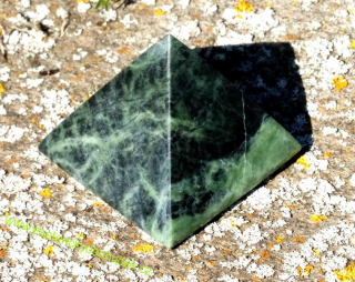 Pyramida - nefrit - serpentinit cca 5  cm