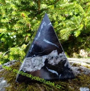Pyramida - v kombinaci červený a černý onyx 7,5 cm