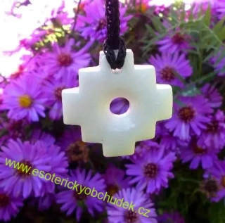  CHACANA (ANDSKÝ KŘÍŽ) - symbol ručně vyřezaný z bílého kamene - přívěsek se šňůrkou