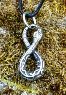 Přívěsek HADÍ UROBOROS - NEKONEČNO -aktivace vnitřní síly, sjednocování, rovnováha, vnitřní klid - nerez ocel