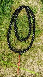 Mala - Japamala - 8 mm, eben, lakovaná s červenou šňůrkou